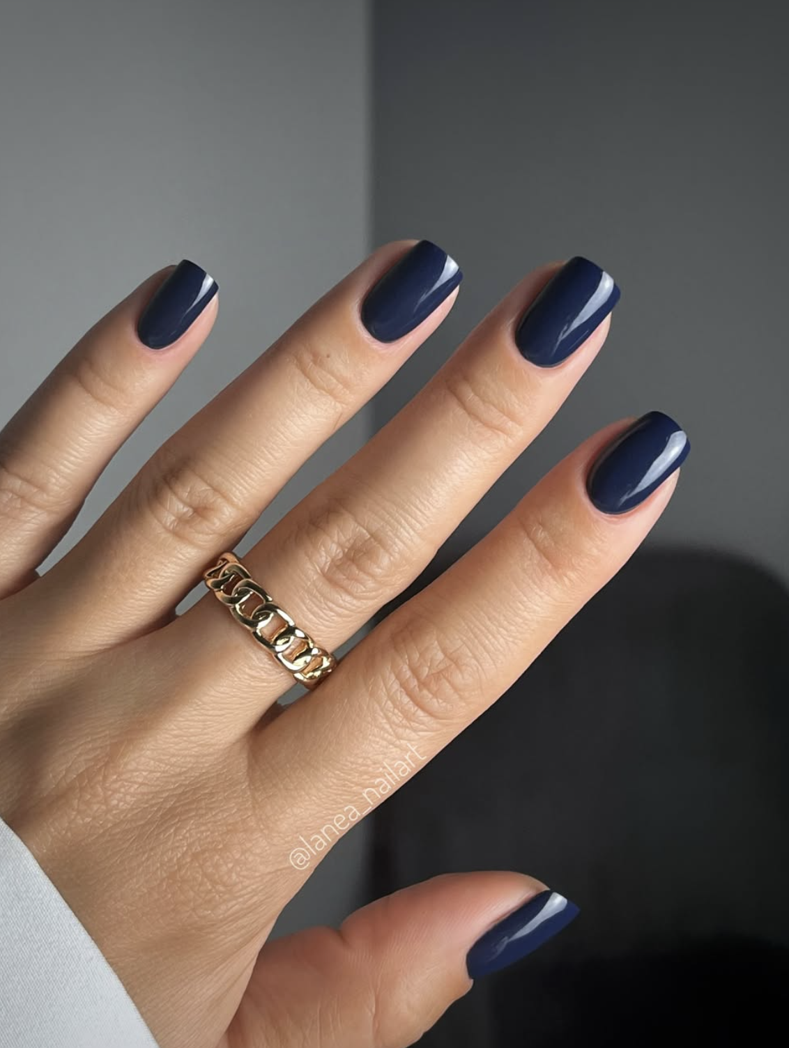 Short navy blue winter nails with a glossy finish