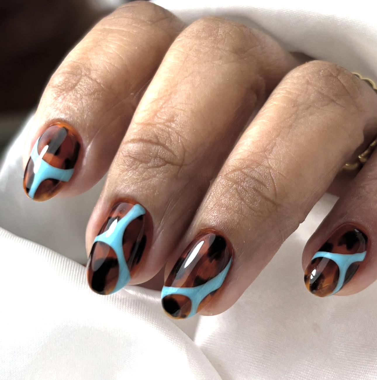 Coral tortoiseshell mix manicure for the summer-to-fall transition