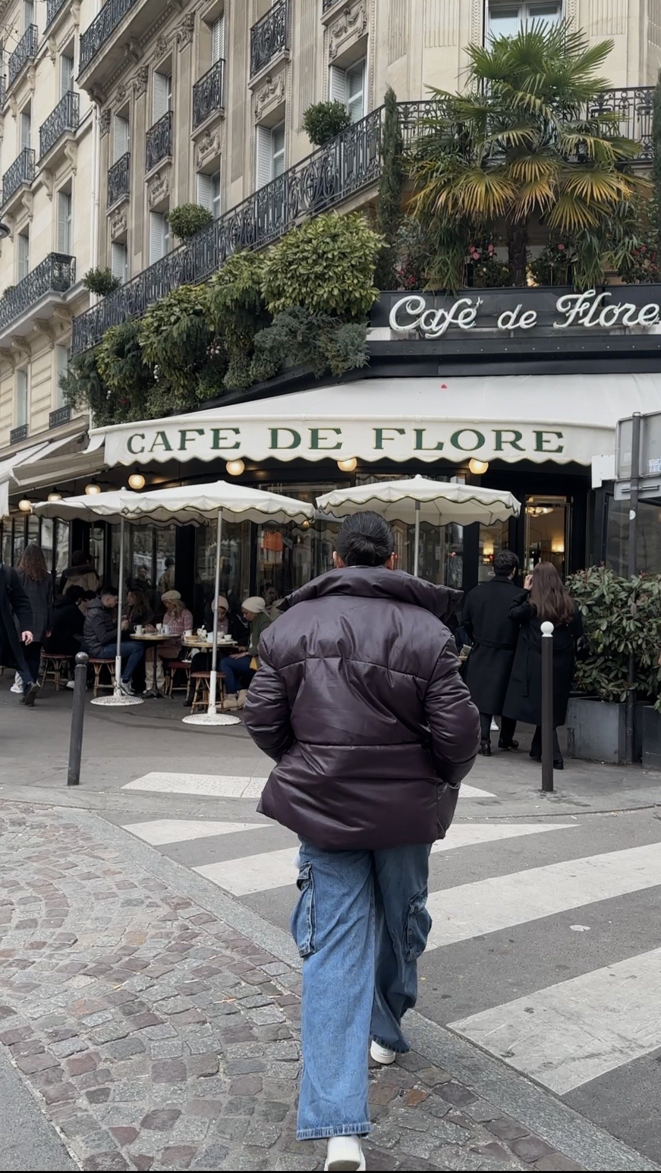 A woman wearing high-waisted wide-leg jeans that provide tummy control and a smooth silhouette for an apron belly.