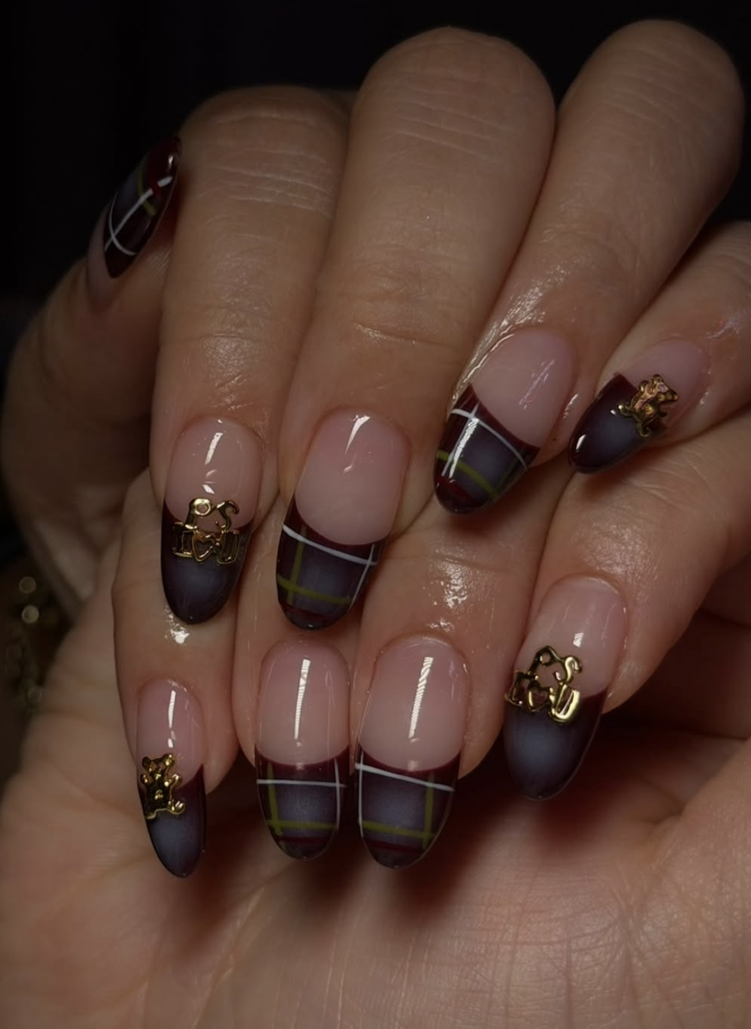 Short winter nails with minimal plaid nail art