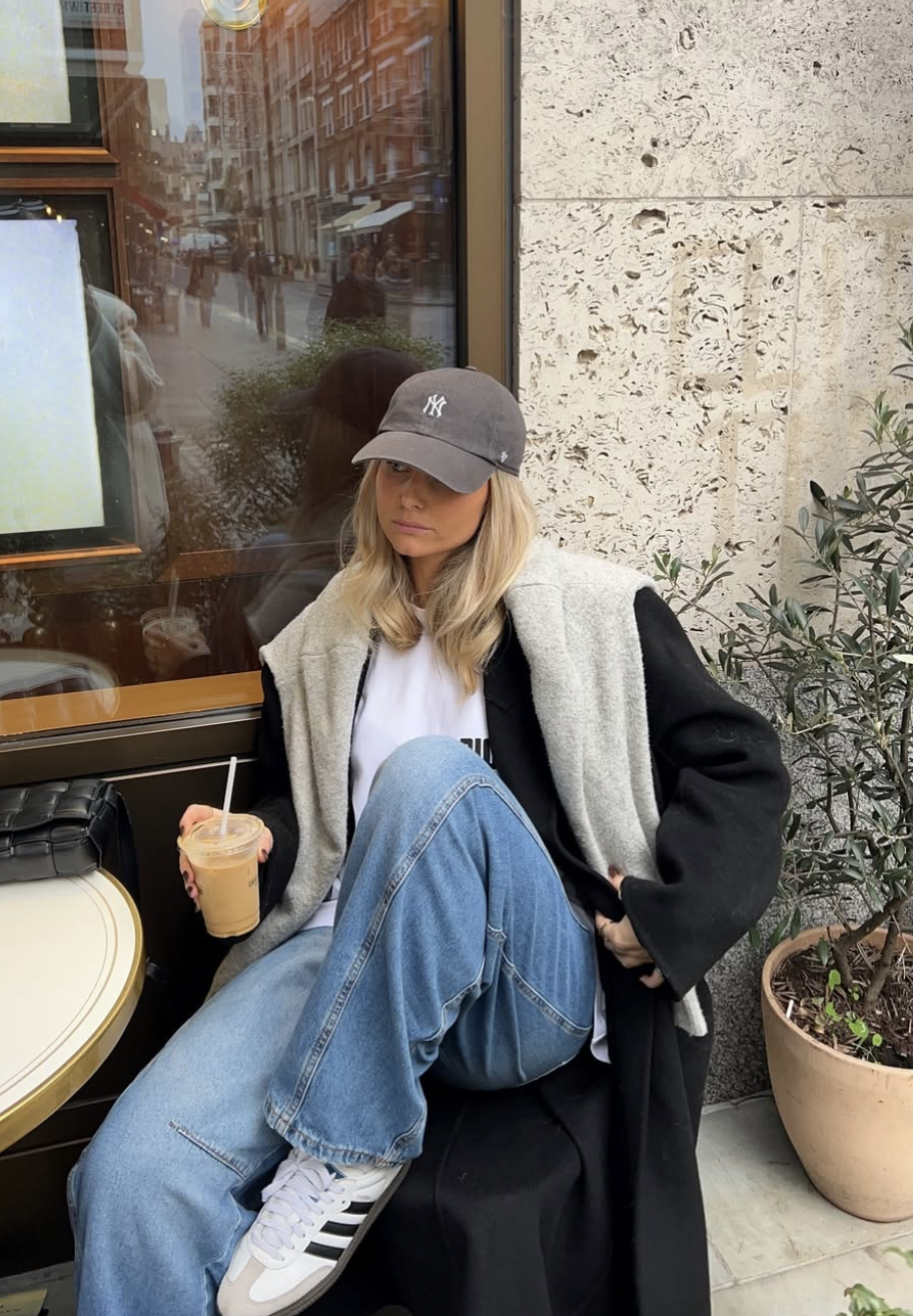 White Sneakers + T-Shirt + Jeans outfit