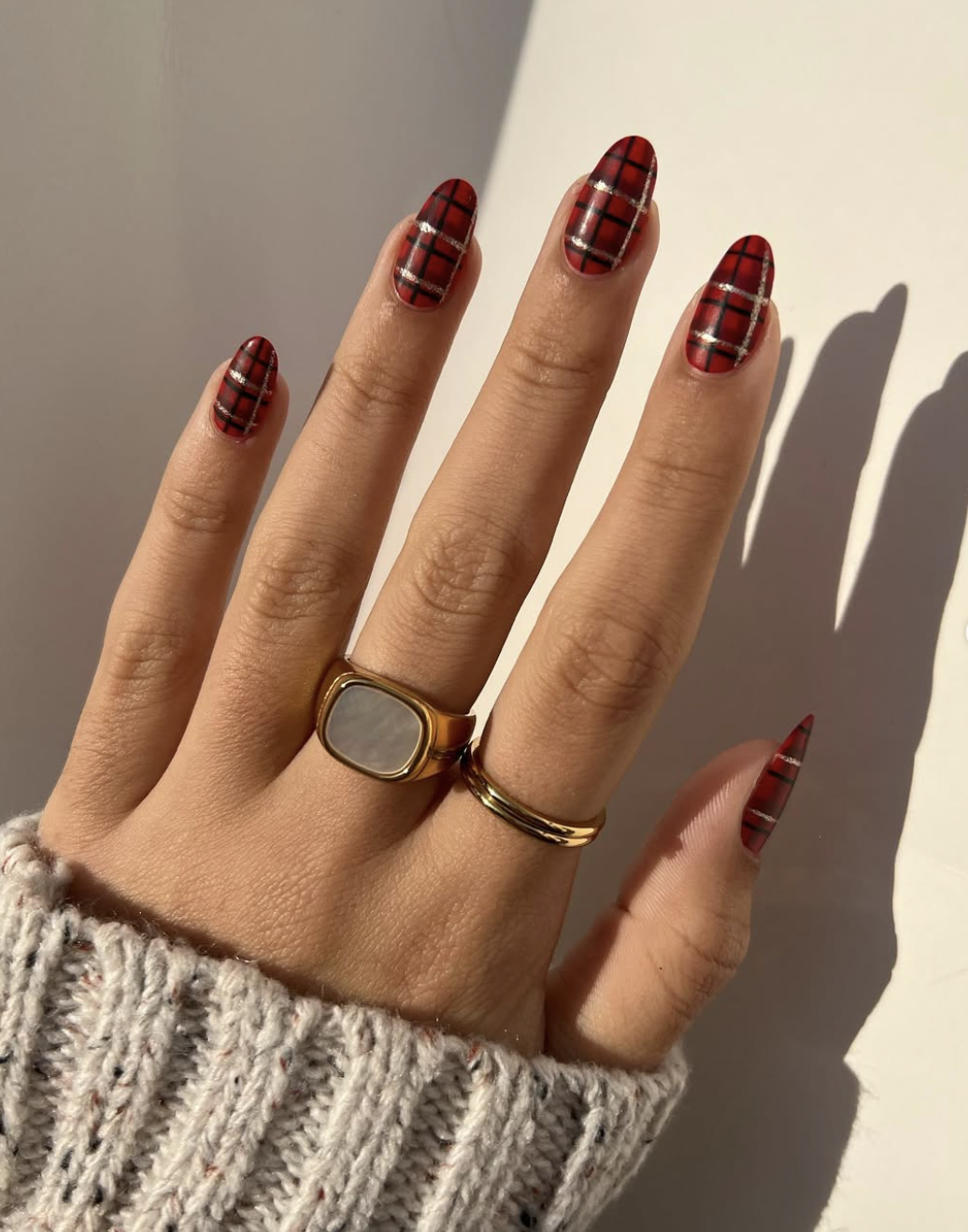 Tonal chocolate-and-tan plaid accent nails paired with glossy brown polish.