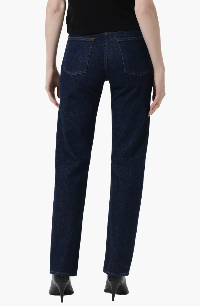 Rear view of AGOLDE ‘90s Pinch Waist high-rise straight jeans showing the cinched waist and structured rear pockets that create the illusion of a fuller booty.