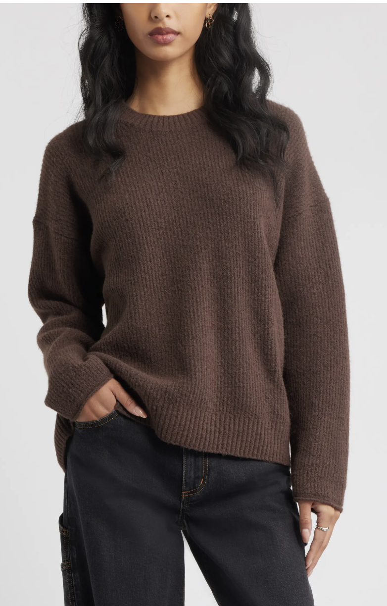 A pro stylist-recommended brown BP. Fuzzy Oversize Sweater styled with black jeans, perfect for creating a cozy and textured layered look.