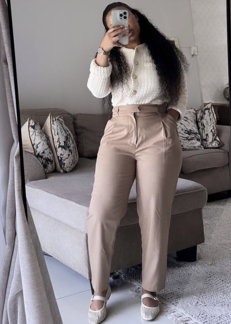 A fashion editor-approved outfit featuring high-waisted beige cropped pants paired with white mesh pointed-toe flats to visually extend the leg line while keeping the ankle area clean.