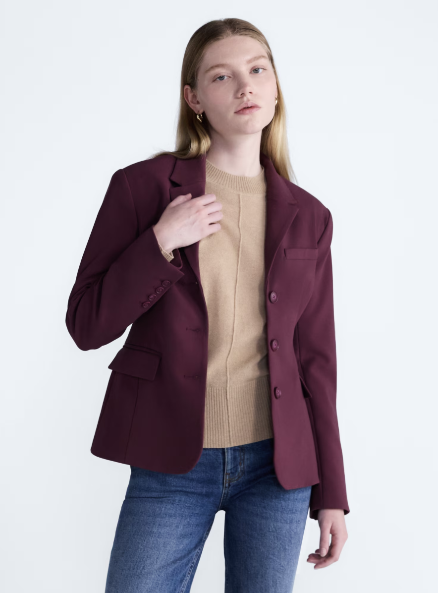 Scoop notched blazer with a fitted hourglass shape.