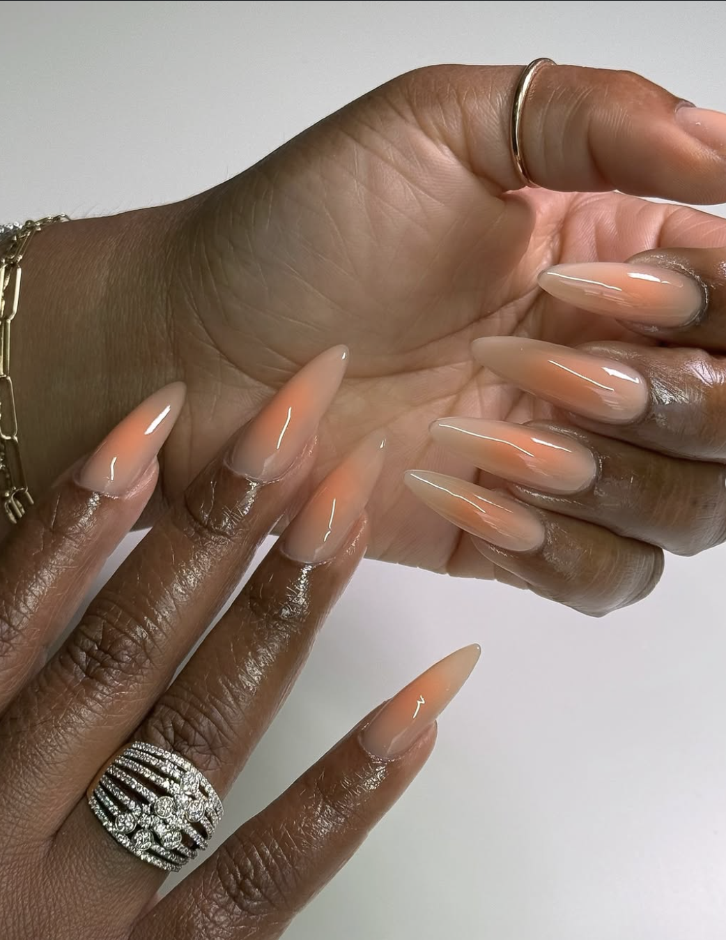 Peach-to-caramel aura nails manicure for the summer-to-fall transition