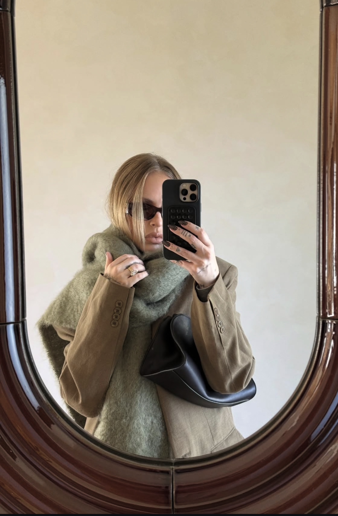 What to Wear With White Sneakers: Outfit Formulas That Always Work