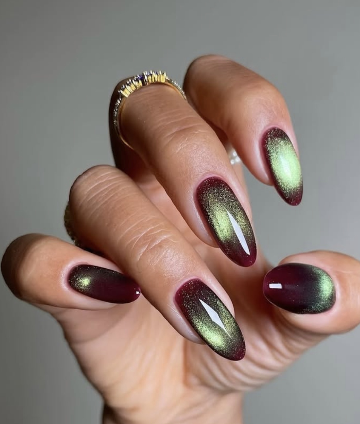 Moss-green magnetic cat-eye aura manicure.