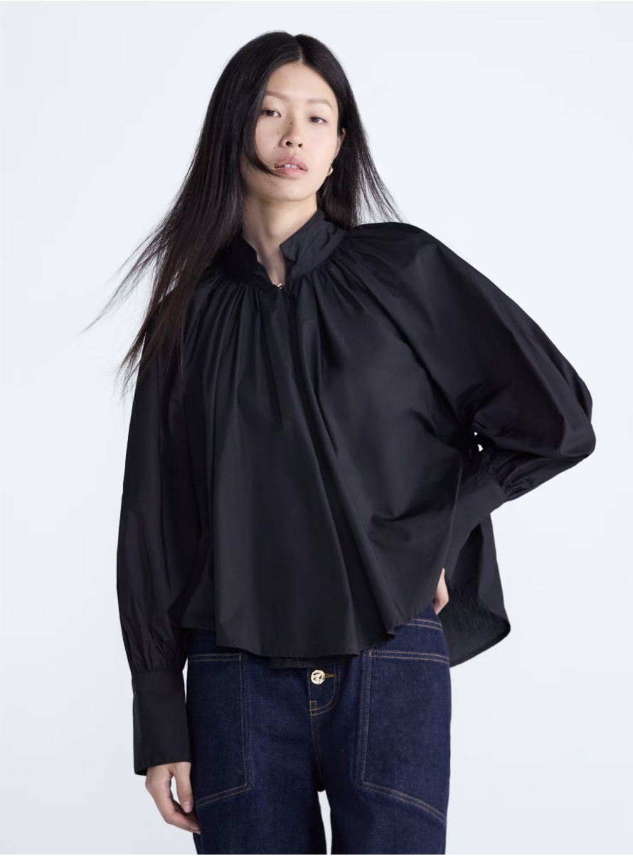 Scoop cotton blouse with a loose, voluminous silhouette.