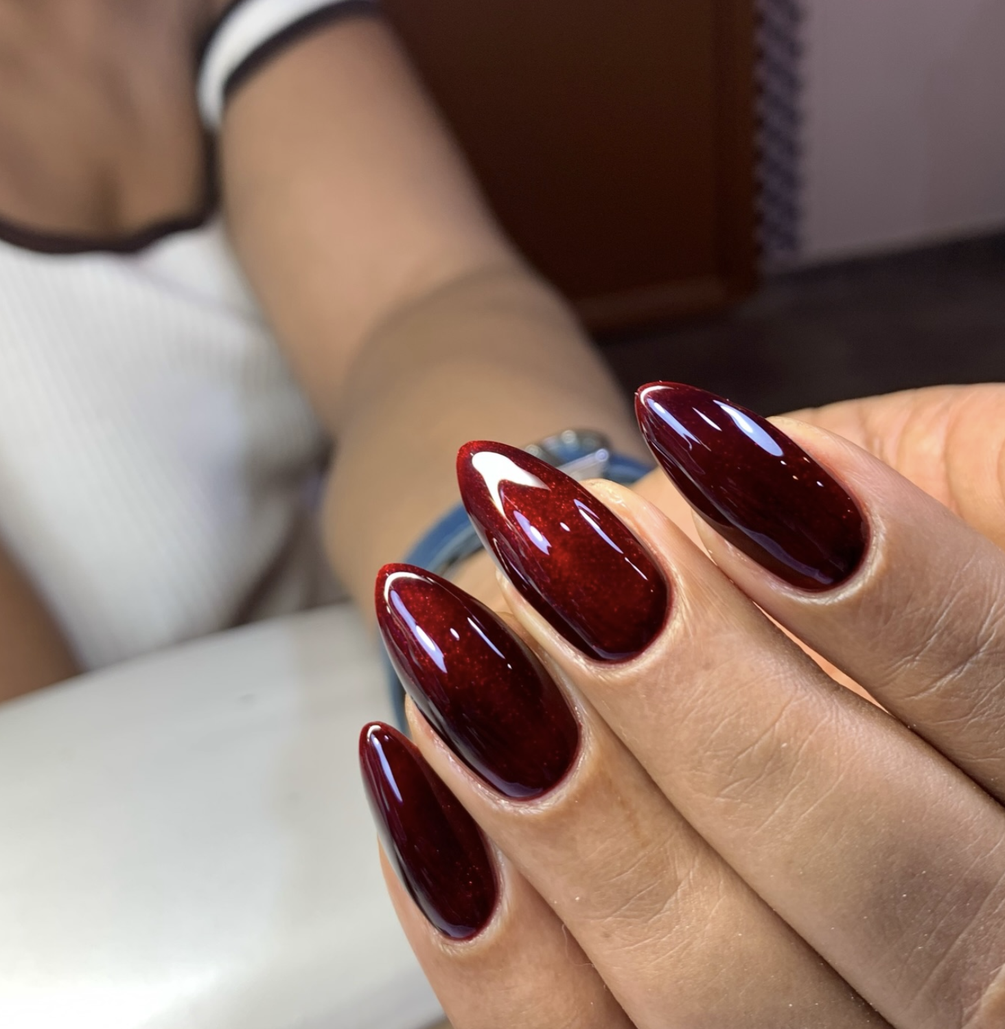 Short cranberry red nails for winter with a glossy finish