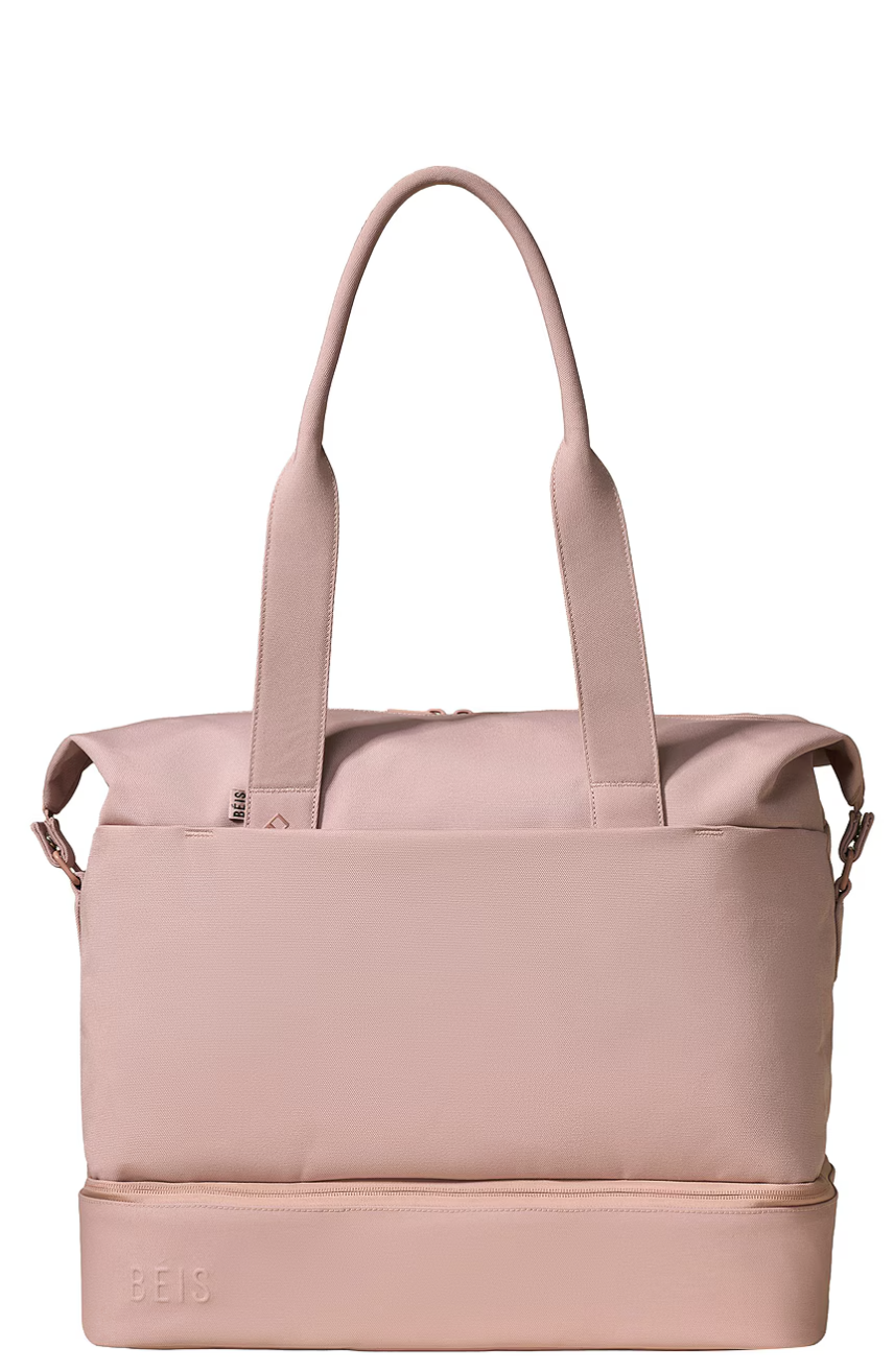 BÉIS Essential Weekender travel bag in dusty pink featuring top shoulder straps, a front zippered pocket, and a separate bottom shoe compartment.