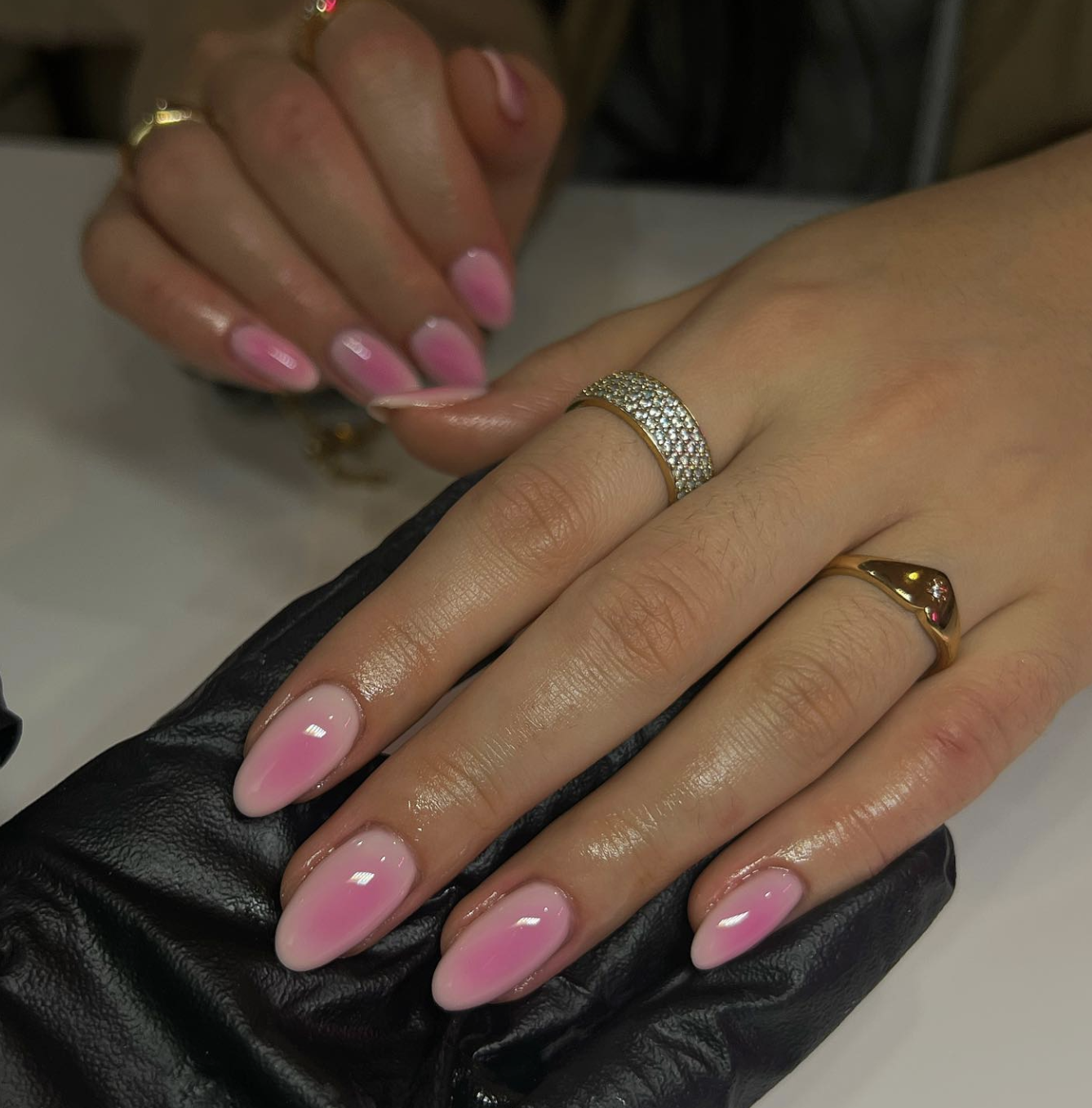 2026 nail trends: Cat eye manicure with a magnetic velvet effect for a multidimensional, shimmering look.