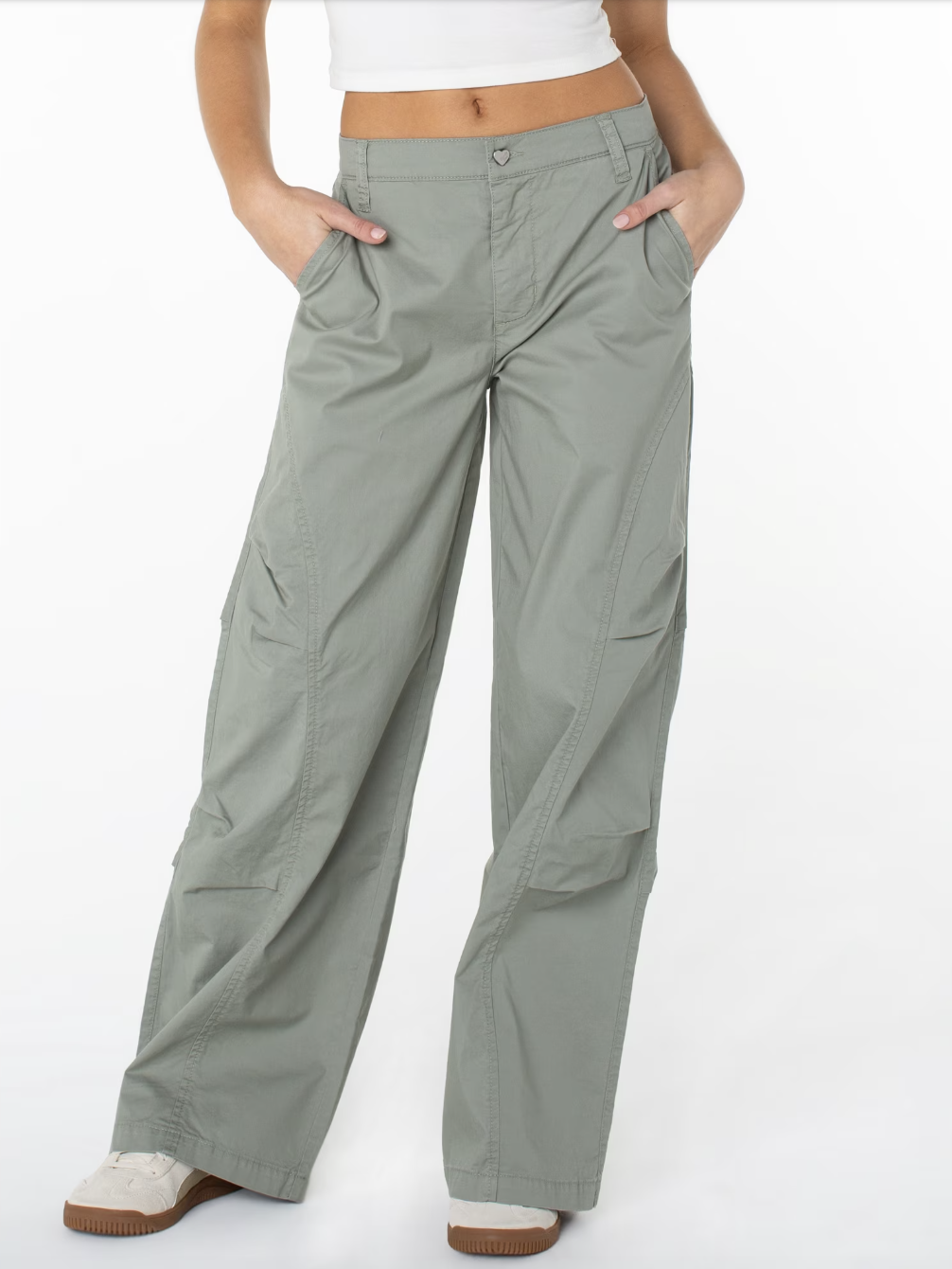 Casual wide-leg cargo trousers with classic utility side pockets.