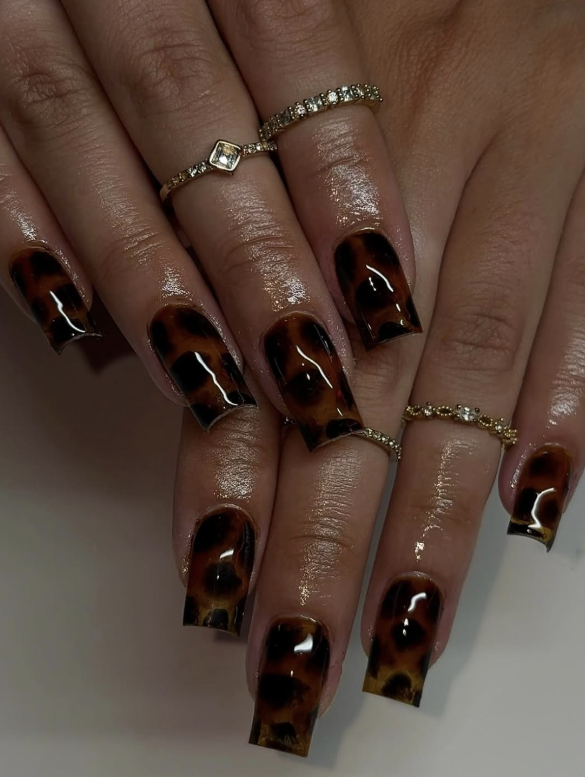 Short tortoiseshell nails with amber, brown and black details