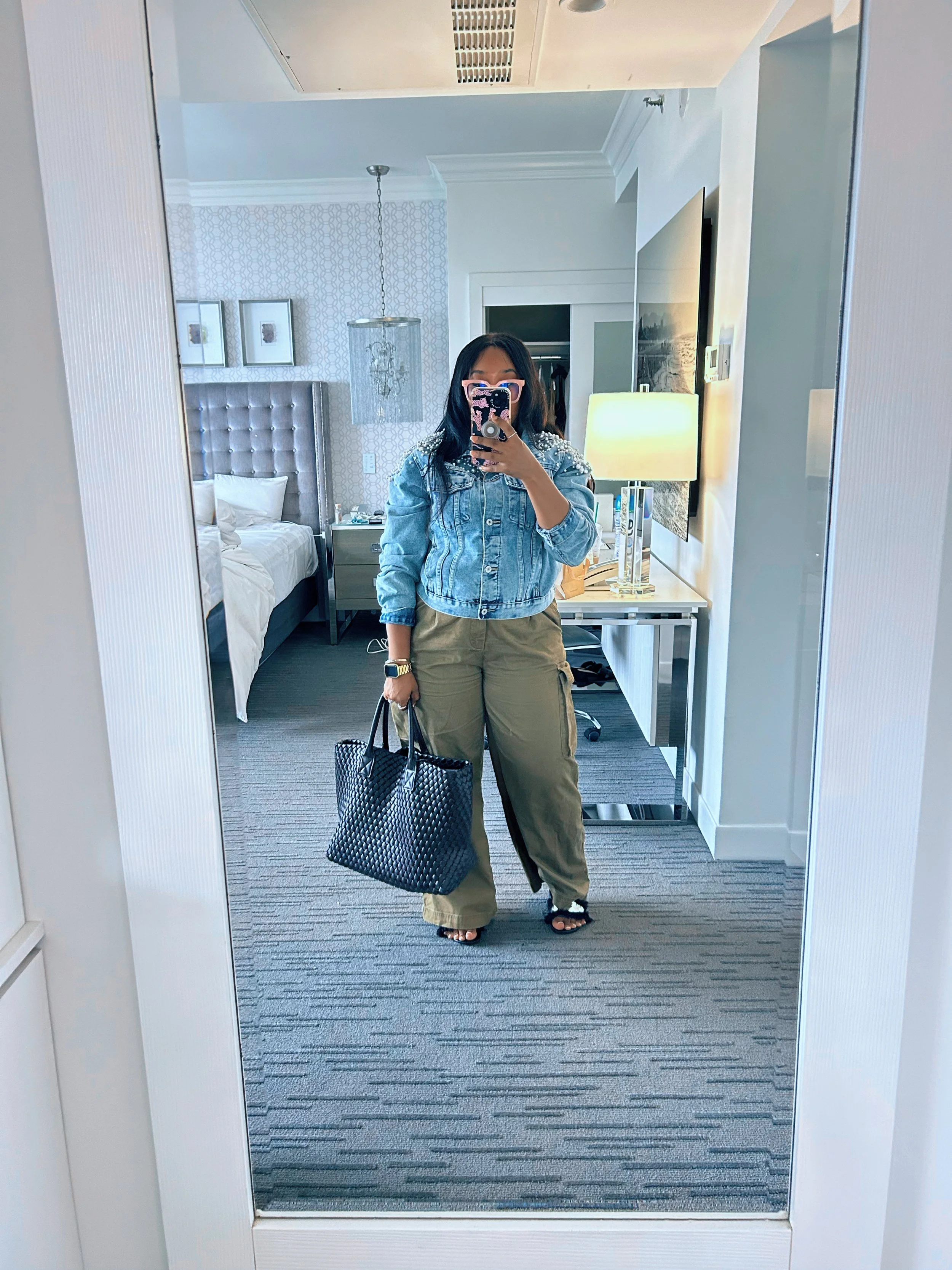 How to style green cargo pants with a classic denim jacket and sneakers for a casual weekend look.