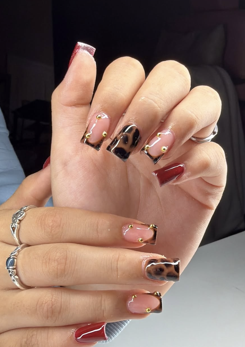Cute burgundy short squares for a back-to-school manicure