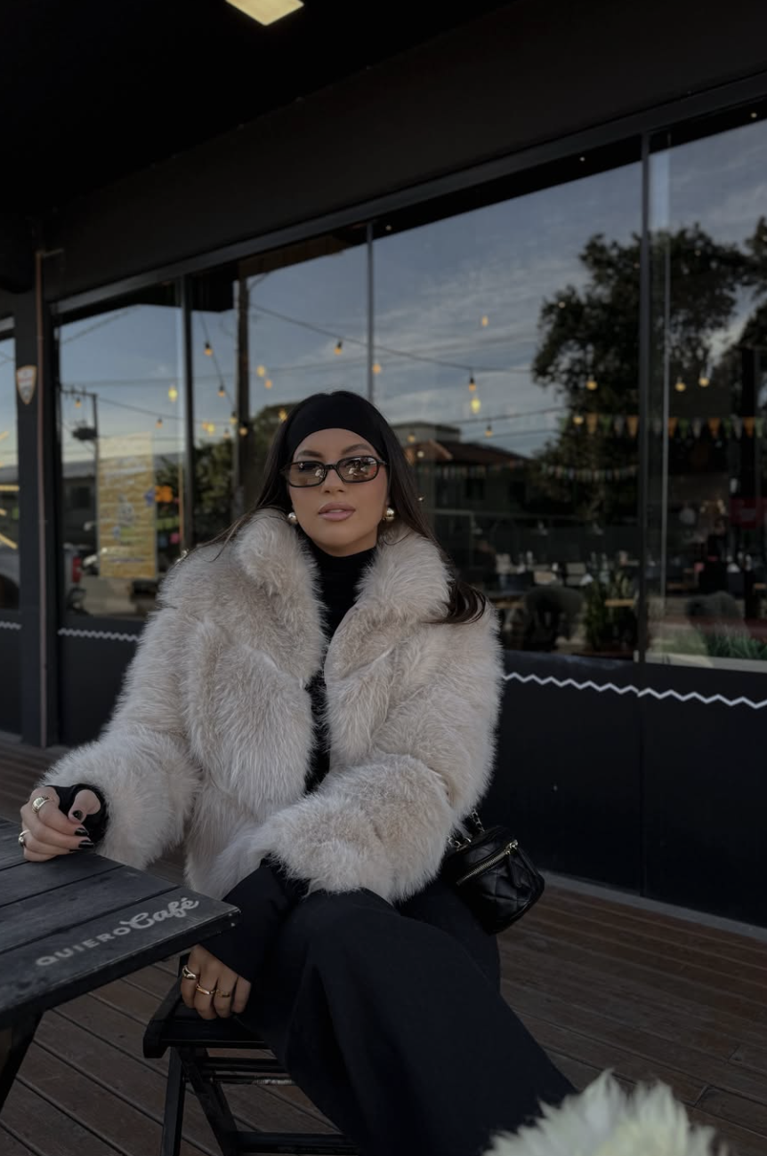 Black athletic headband with an oversized coat styled for fall, featured in an Autum Love guide