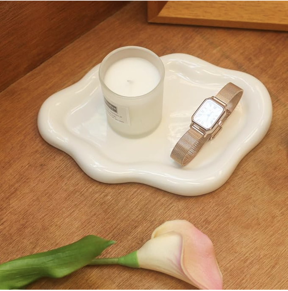 White ceramic cloud-shaped tray for keys and small jewelry