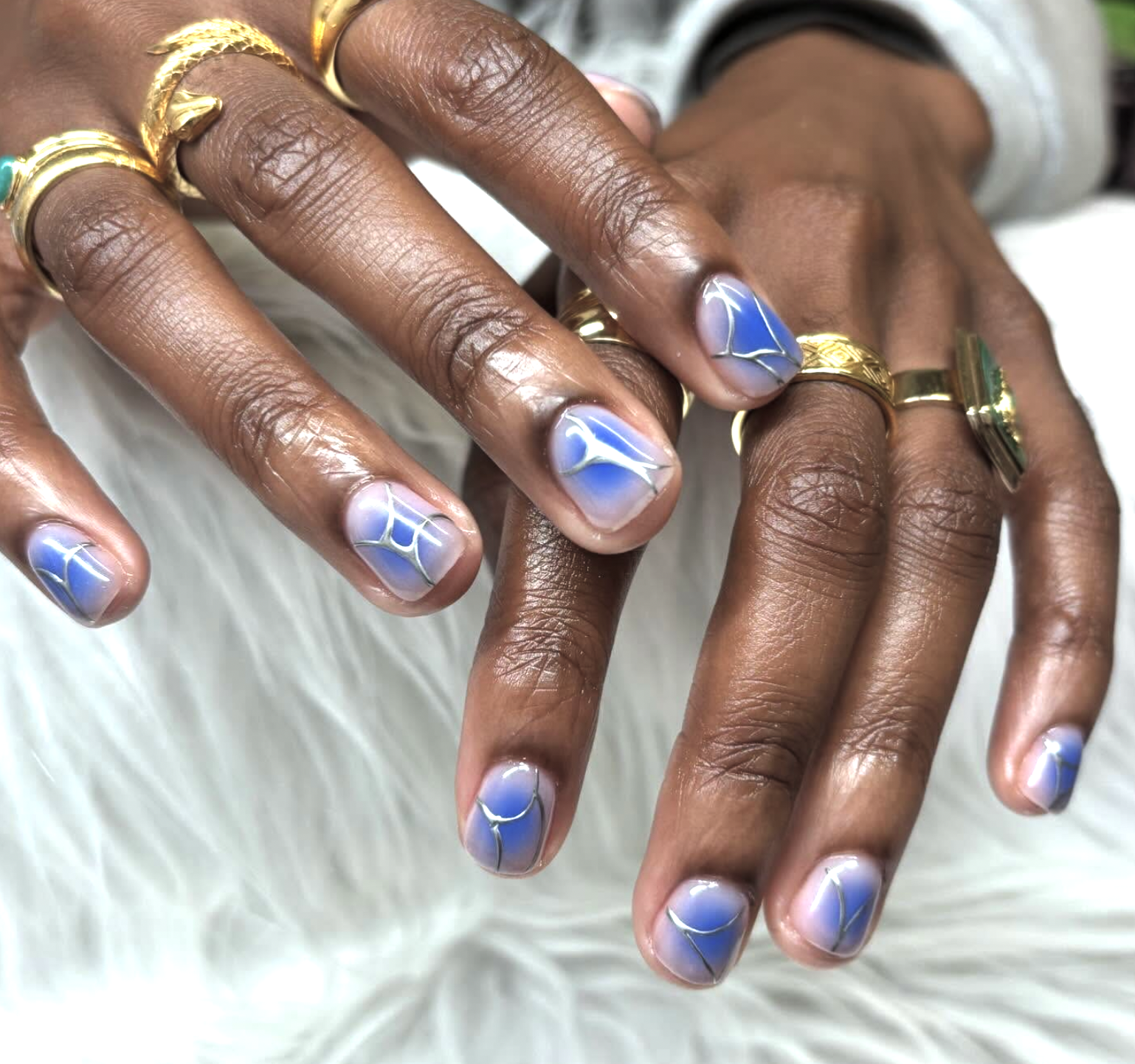 Short aura nails with a soft winter color gradient