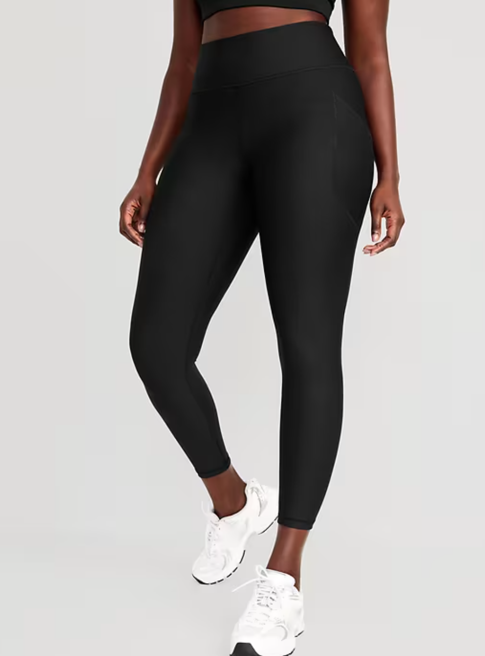 Fashion editor Autum Love wearing black High-Waisted PowerSoft 7/8 Pocket Leggings from Old Navy for a Santa Monica arrival outfit.