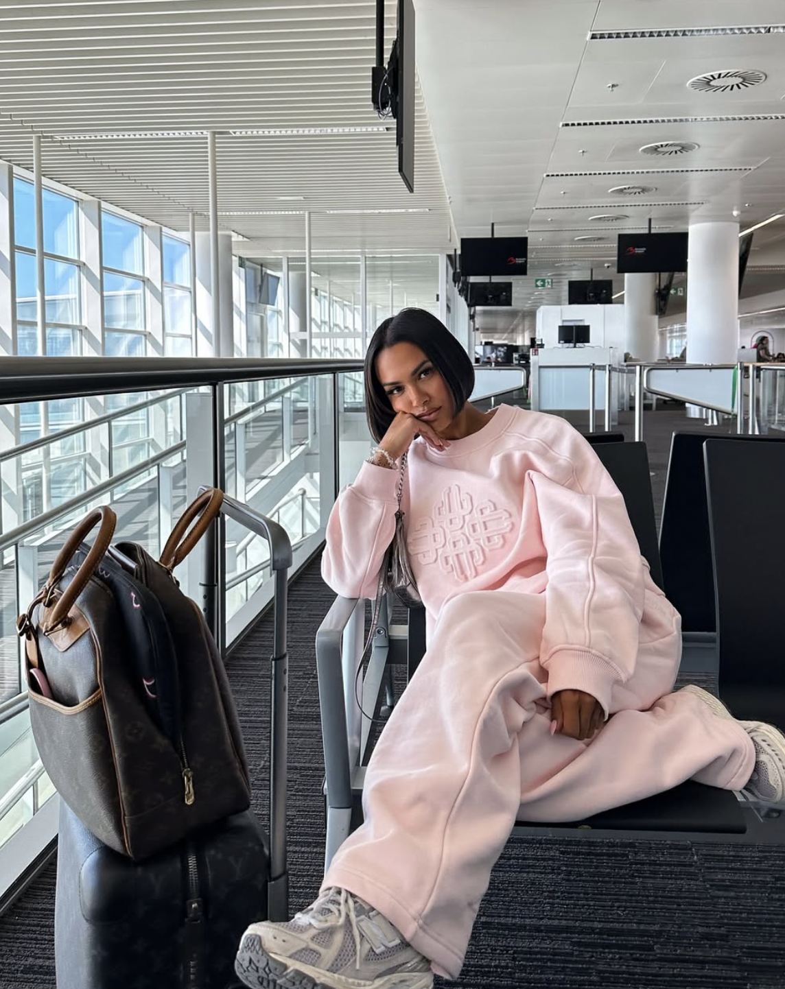 27 Winter Airport Outfit Ideas That Make Travel Days Easier