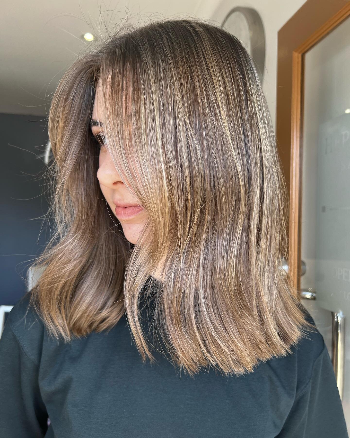 Loved getting scissor happy here 😆 while creating this natural sparkly  bronde ✨
#bronde #brondehair #perthhairdresser #perthhair #perthhairstylist #lobhaircut #brondebalayage