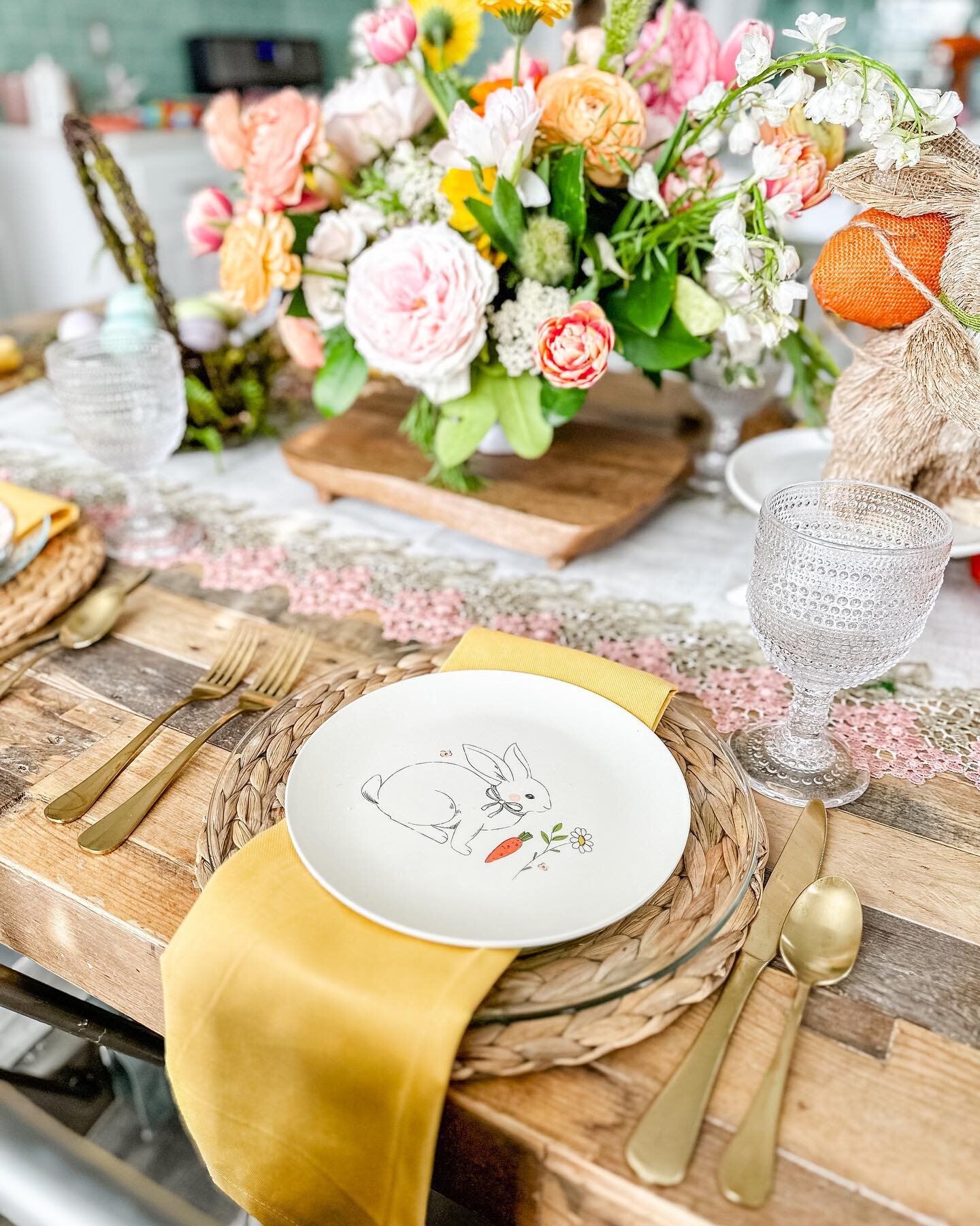Such a fun Easter setup for my family this past weekend. It&rsquo;s always a treat when we get to host. 
Floral arrangement-@janiesflowers 
photos- @heather_telford Macarons-  @dolcebellabyerin #utaheventplanner #springtablescape #easterdecor #floral