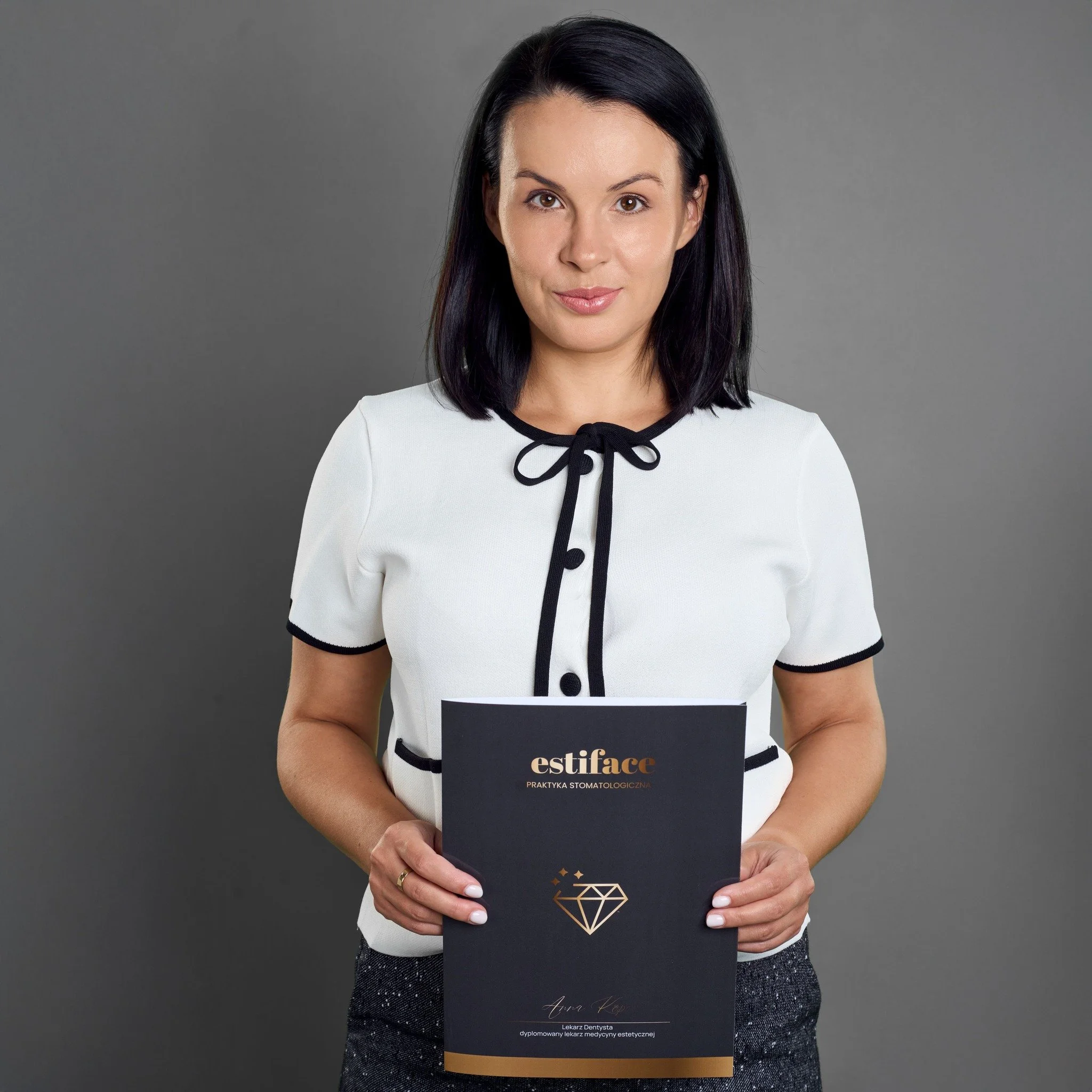 ✨ Tw&oacute;j plan na piękny uśmiech zaczyna się tutaj
Każda metamorfoza uśmiechu w Estiface zaczyna się od jednego &mdash; dokładnego, indywidualnego planu zabiegu.
Bonding nie jest &bdquo;szybką poprawką&rdquo;.

To precyzyjna, zaplanowana rekonstr