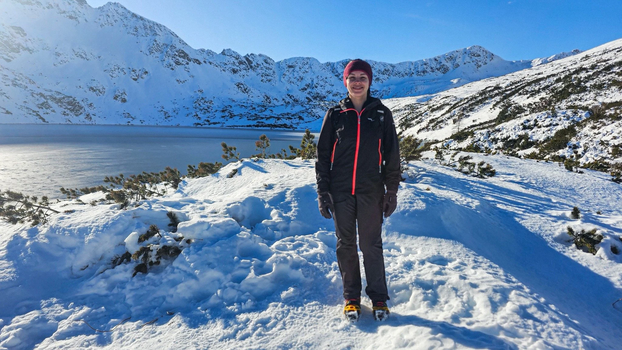 Dolina Pięciu Staw&oacute;w zimą uczy pokory.
Cisza, przestrzeń i świadomość, jak niewiele potrzeba, żeby poczuć spok&oacute;j.

Tu myśli zwalniają, a głowa porządkuje sprawy, na kt&oacute;re w codziennym biegu brakuje czasu.
G&oacute;ry zawsze przyp