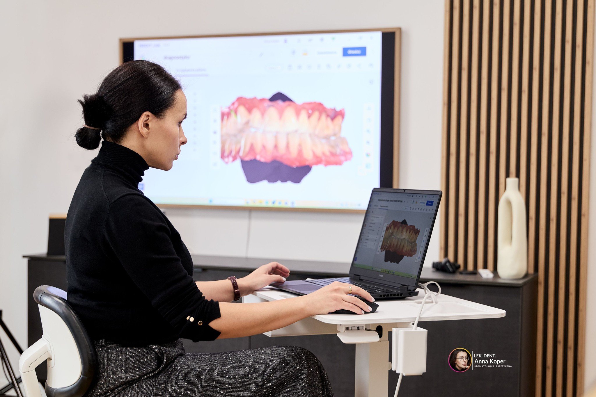 Wiem, że tradycyjne wyciski &ndash; ta masa w ustach i długie minuty oczekiwania &ndash; nie należą do Waszych ulubionych wspomnień z fotela dentystycznego. Dlatego mam dla Was świetną wiadomość!

Od teraz w Estiface korzystamy ze skanera wewnątrzust