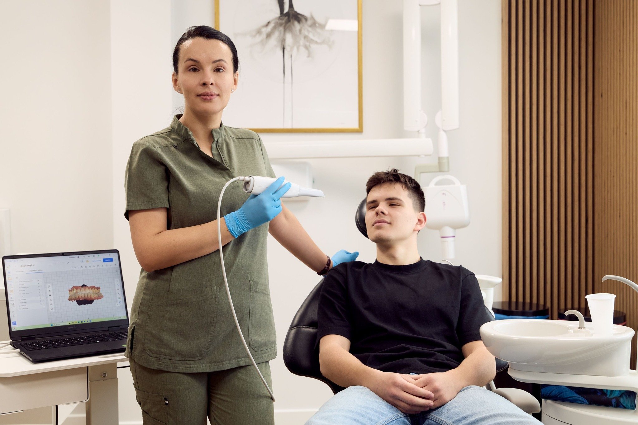 W Estiface stawiamy na komfort i precyzję! 🚀Co skaner wewnątrzustny zmienia dla Ciebie?
✅ Zero stresu: Zamiast nieprzyjemnej masy, mamy małą, sprytną kamerę. Żadnego odruchu wymiotnego, po prostu chwila skanowania.
✅ Efekt "wow" na ekranie