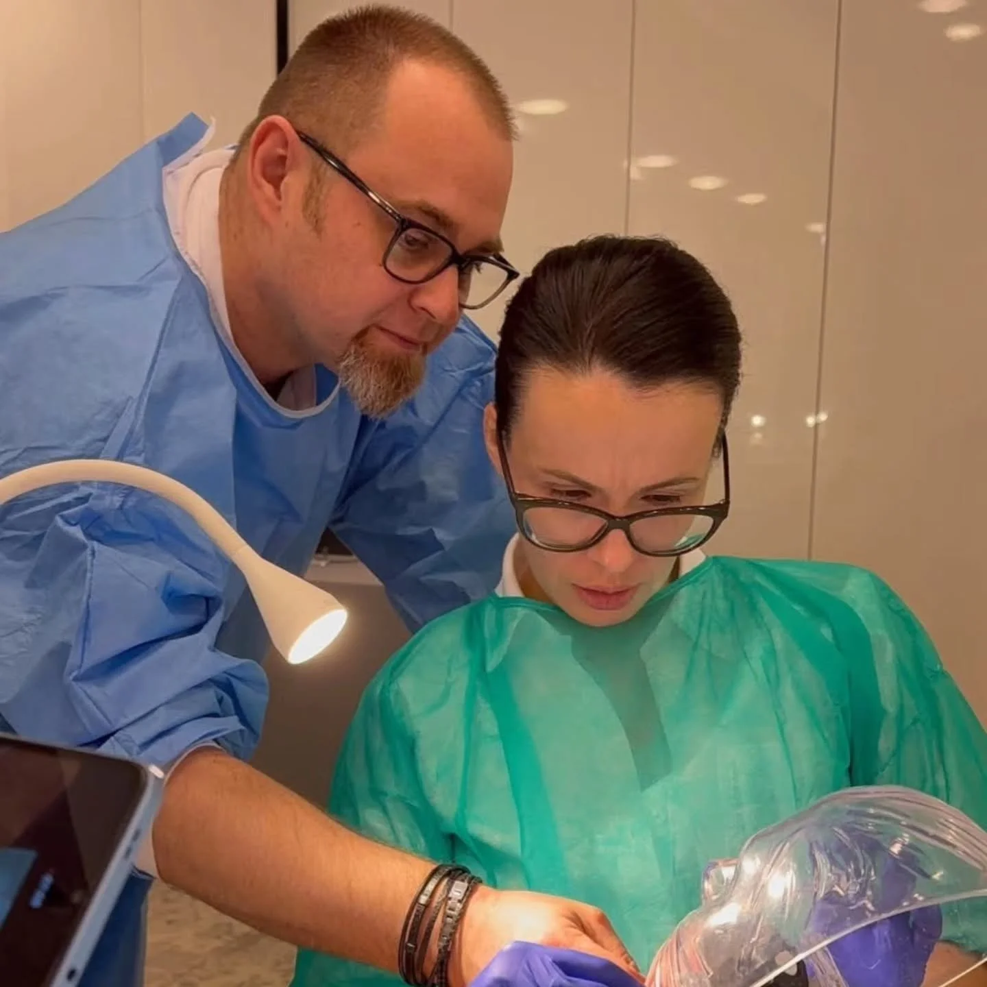 ▶️ 70 godzin szkoleniowych w jeden miesiąc. 🎓
​Tyle czasu poświęciłam w samym tylko lutym na doskonalenie swoich umiejętności. Dla mnie rozw&oacute;j nie jest dodatkiem &ndash; to fundament. Podnoszę poprzeczkę, by każdy zabieg w Estiface był synoni