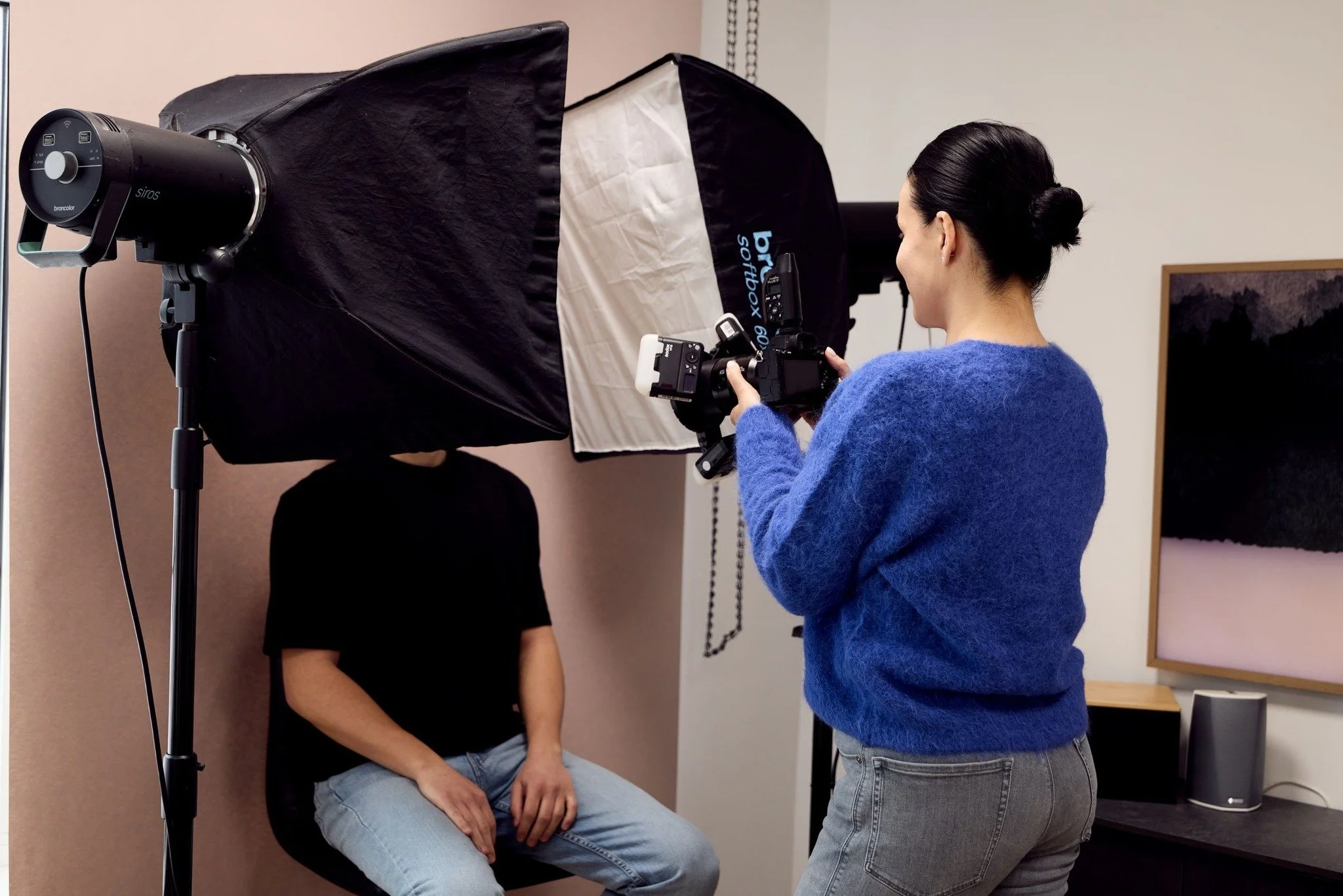 Wsp&oacute;łczesna stomatologia to już nie tylko "proszę otworzyć szeroko". Dzisiaj planowanie Twojego uśmiechu zaczyna się od sesji godnej okładki magazynu.
​Po co nam to całe zamieszanie?

​Selfie to za mało: Nasz aparat widzi więcej niż 