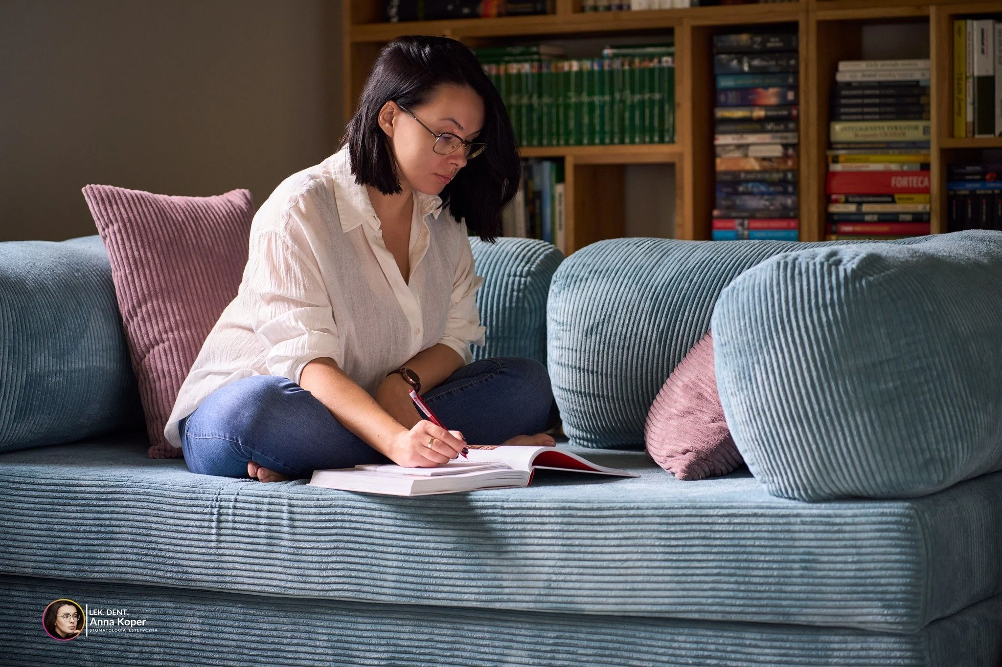 Za kulisami wygląda to tak &mdash; kanapa, notatnik i kawa. ☕

Między pacjentami a gabinetem jest jeszcze ta część kt&oacute;rej nie widać: planowanie, nauka, myślenie o tym co można zrobić lepiej.

Cieszę się z każdego tygodnia, kt&oacute;ry coś zmi