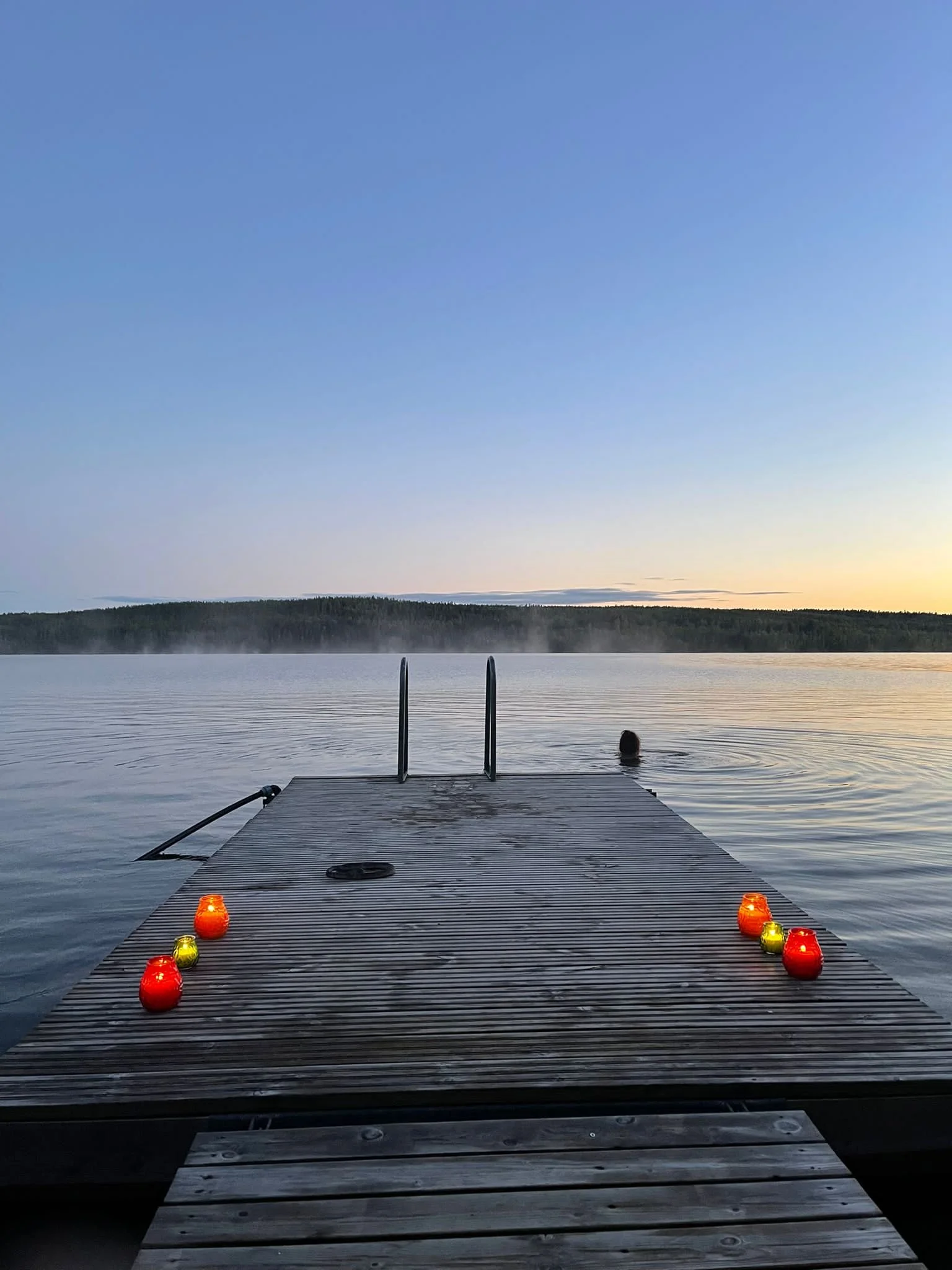 Osteopaatti Salla kurkistaa kuusen takaa.