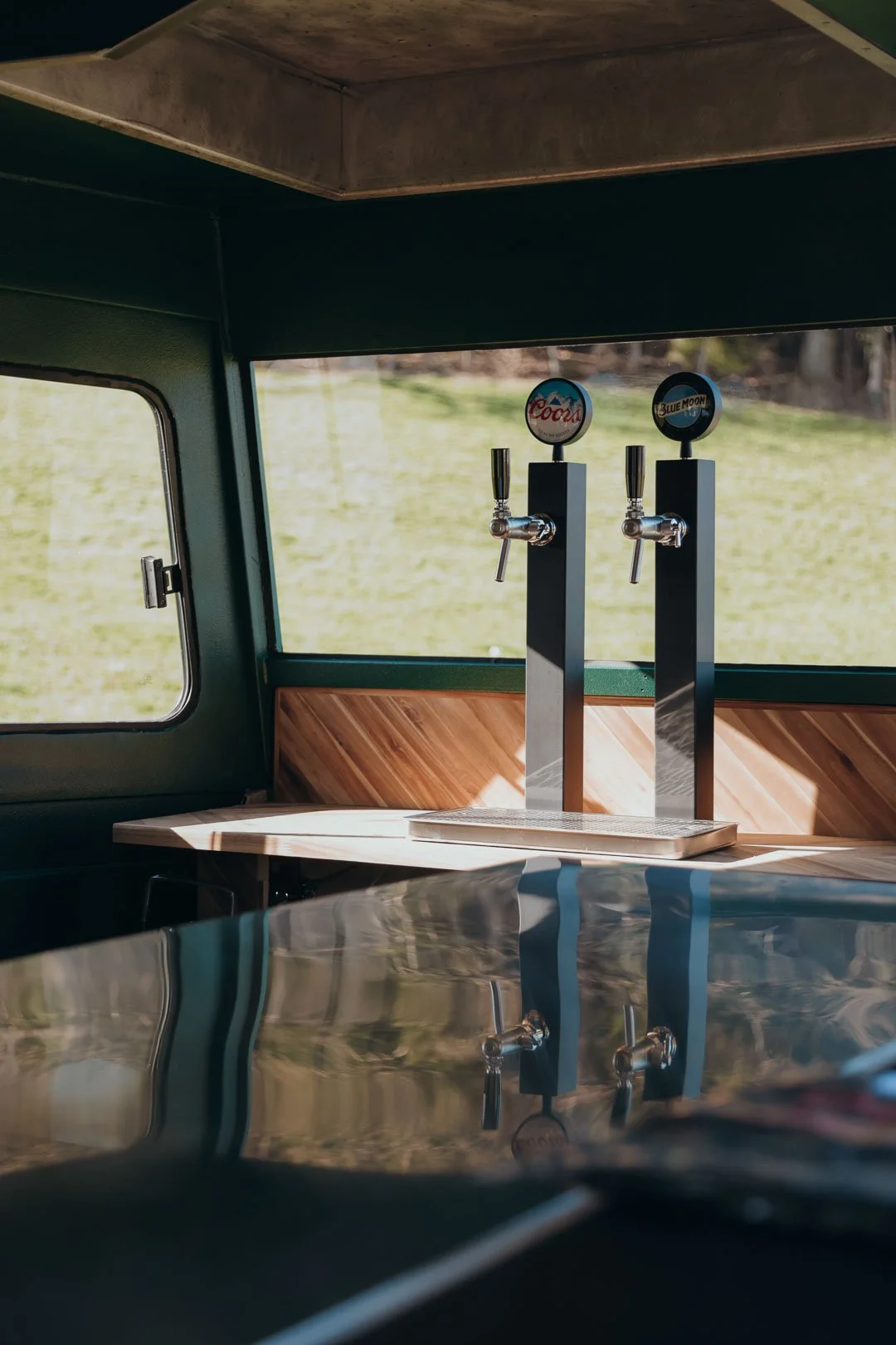 En Kaval est une roulotte vintage transformée en bar itinérant disponible à la location pour vos événements dans toute la Suisse. Un projet signé "La Kave" créé au coeur du canton de Fribourg