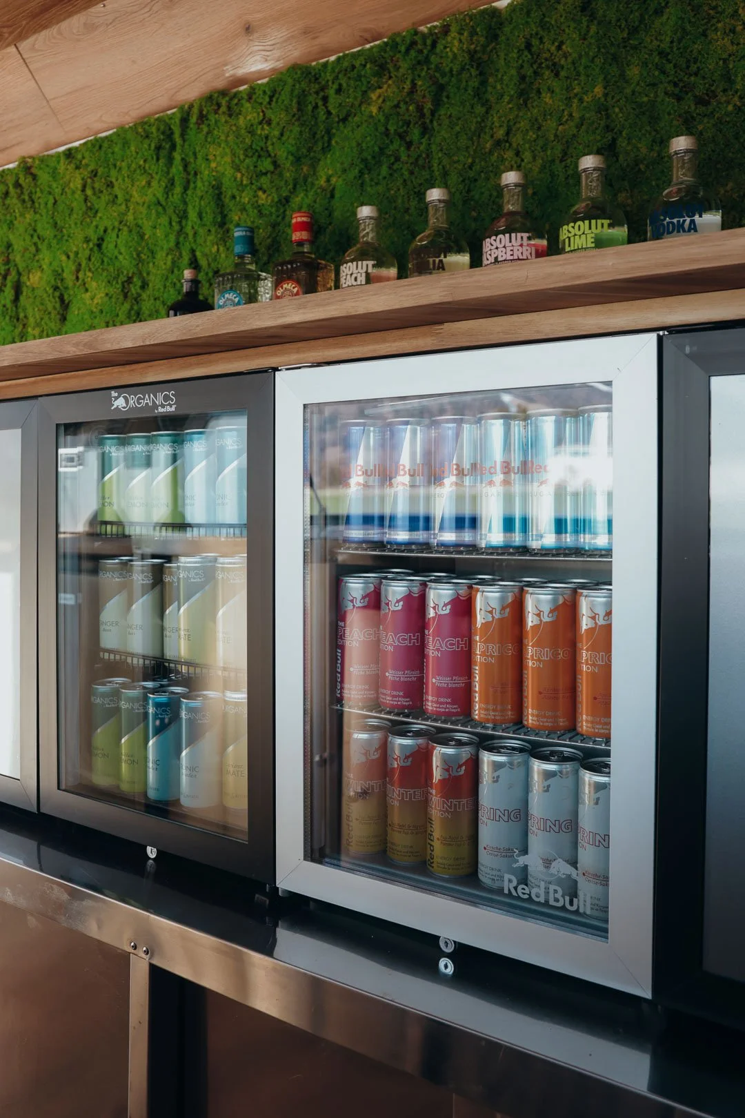 En Kaval est une roulotte vintage transformée en bar itinérant disponible à la location pour vos événements dans toute la Suisse. Un projet signé "La Kave" créé au coeur du canton de Fribourg