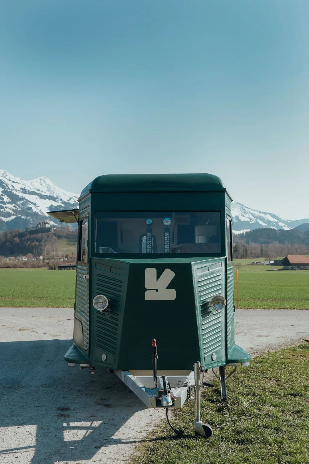 En Kaval est une roulotte vintage transformée en bar itinérant disponible à la location pour vos événements dans toute la Suisse. Un projet signé "La Kave" créé au coeur du canton de Fribourg