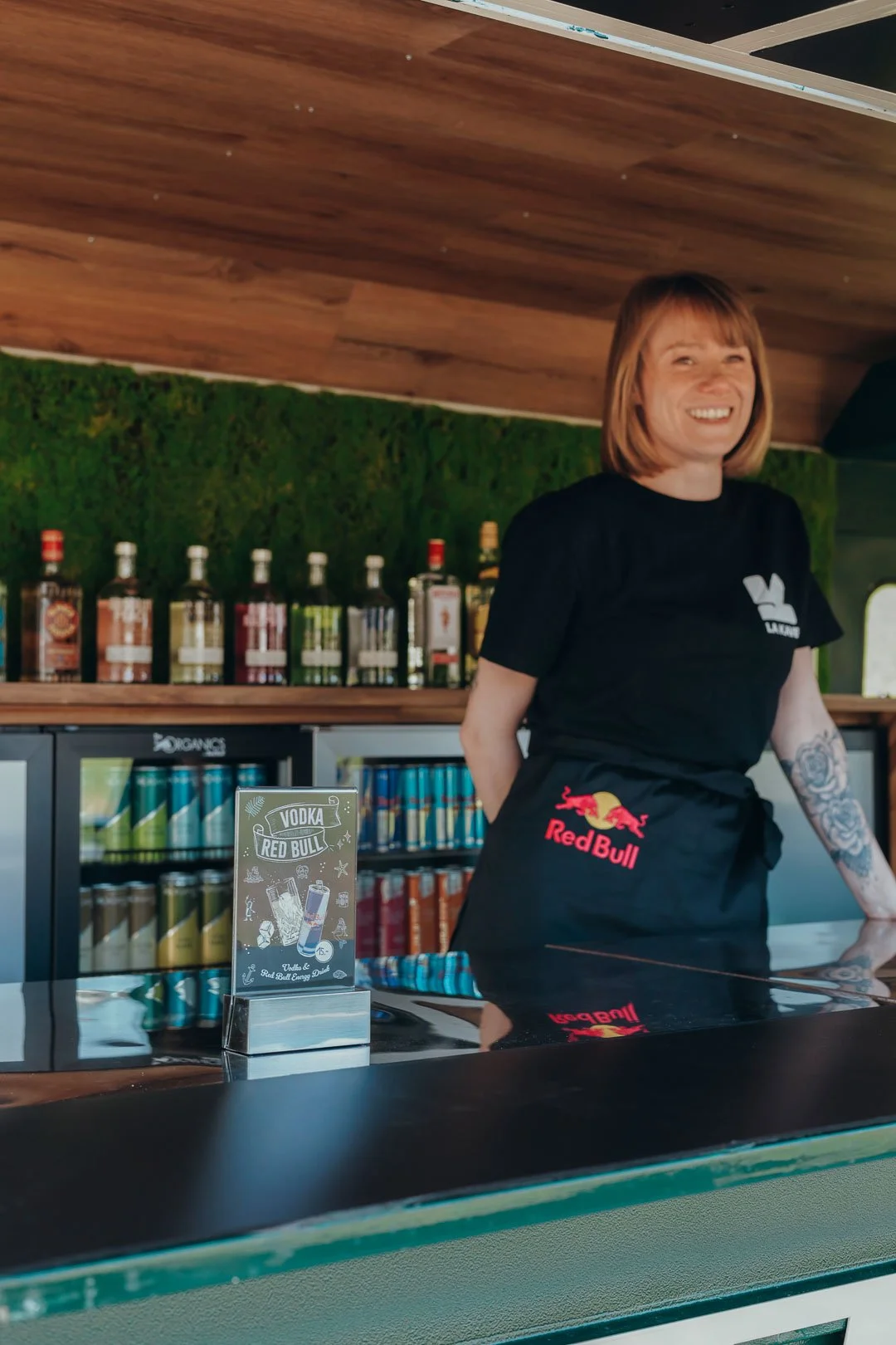 En Kaval est une roulotte vintage transformée en bar itinérant disponible à la location pour vos événements dans toute la Suisse. Un projet signé "La Kave" créé au coeur du canton de Fribourg