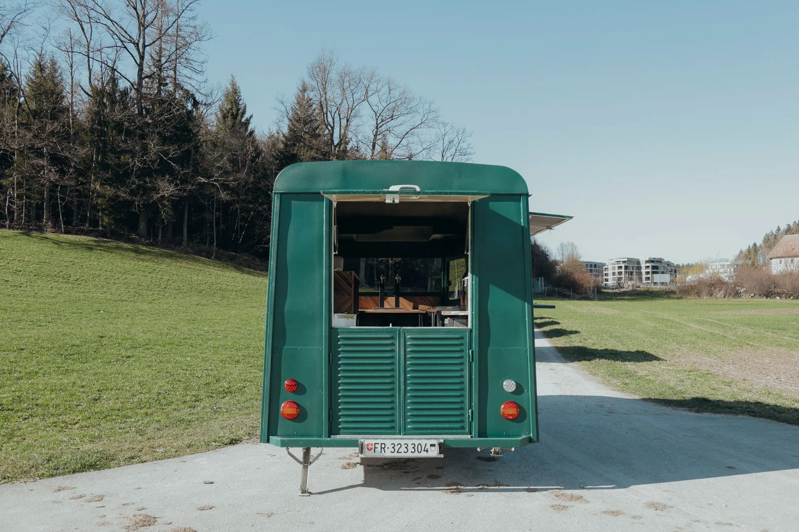 En Kaval est une roulotte vintage transformée en bar itinérant disponible à la location pour vos événements dans toute la Suisse. Un projet signé "La Kave" créé au coeur du canton de Fribourg