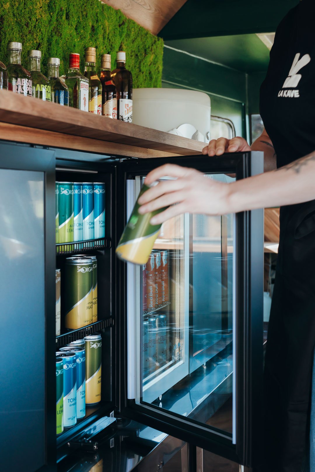 En Kaval est une roulotte vintage transformée en bar itinérant disponible à la location pour vos événements dans toute la Suisse. Un projet signé "La Kave" créé au coeur du canton de Fribourg