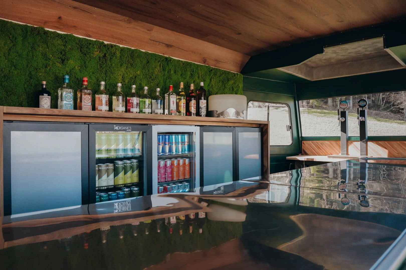 En Kaval est une roulotte vintage transformée en bar itinérant disponible à la location pour vos événements dans toute la Suisse. Un projet signé "La Kave" créé au coeur du canton de Fribourg