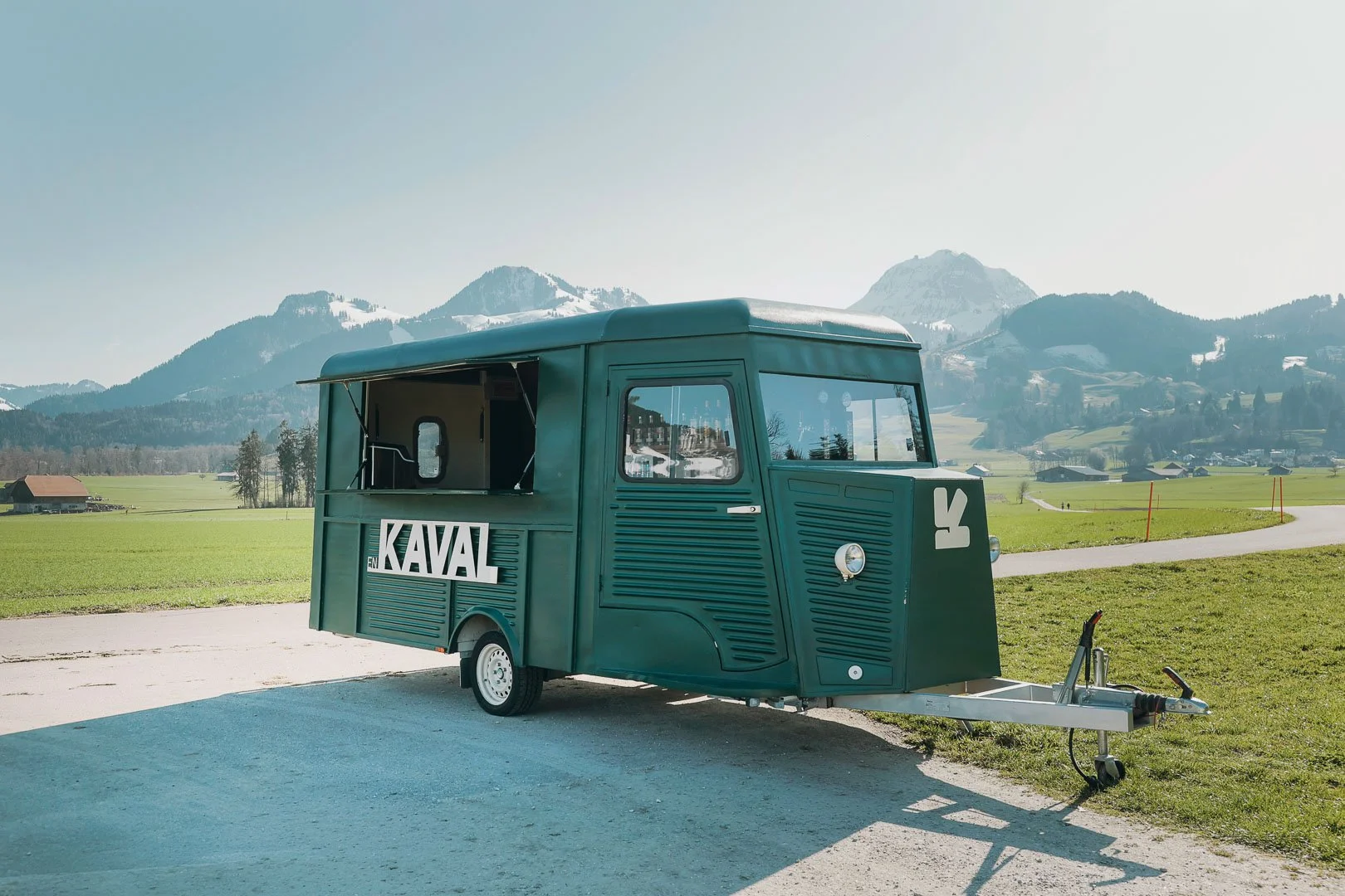 En Kaval est une roulotte vintage transformée en bar itinérant à louer pour vos événements en suisse.