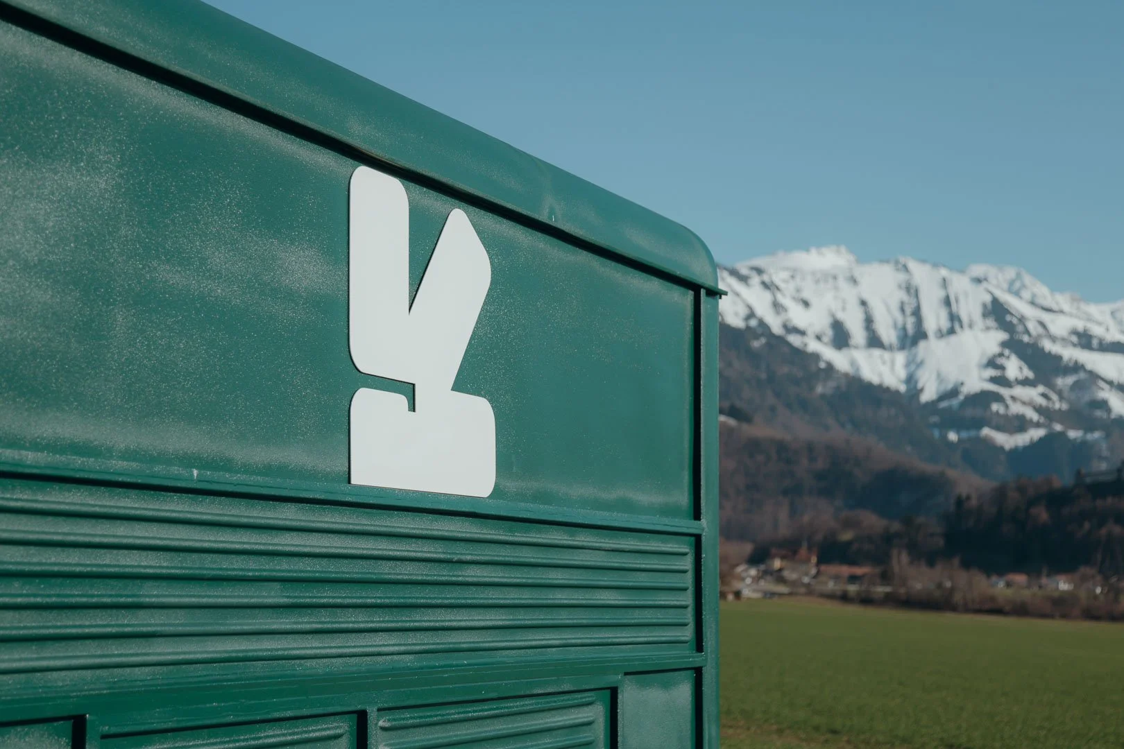 En Kaval est une roulotte vintage transformée en bar itinérant disponible à la location pour vos événements dans toute la Suisse. Un projet signé "La Kave" créé au coeur du canton de Fribourg