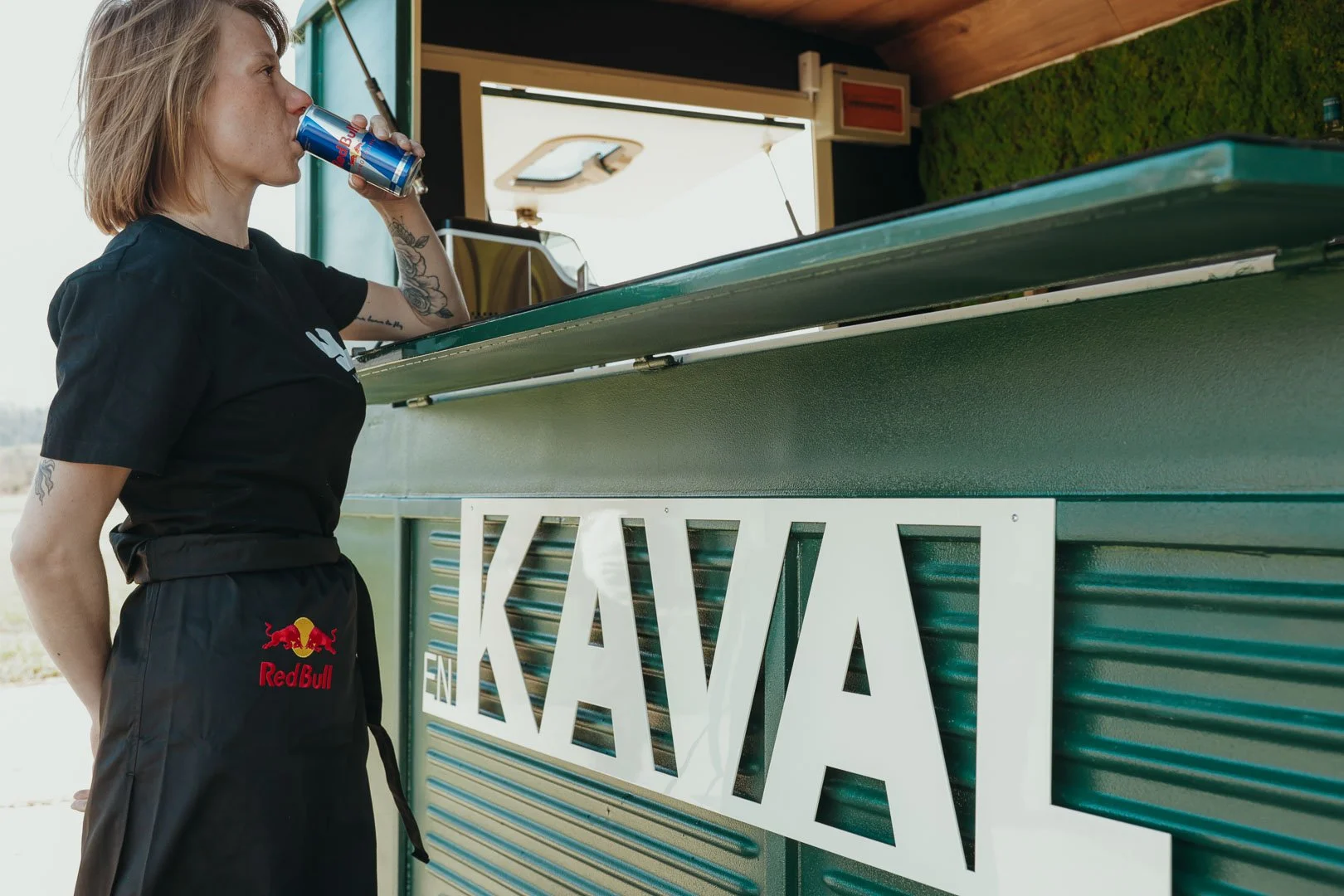En Kaval est une roulotte vintage transformée en bar itinérant disponible à la location pour vos événements dans toute la Suisse. Un projet signé "La Kave" créé au coeur du canton de Fribourg