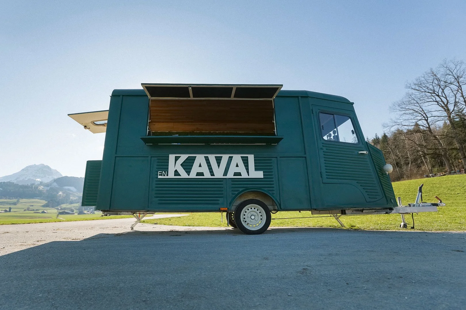 En Kaval est une roulotte vintage transformée en bar itinérant disponible à la location pour vos événements dans toute la Suisse. Un projet signé "La Kave" créé au coeur du canton de Fribourg