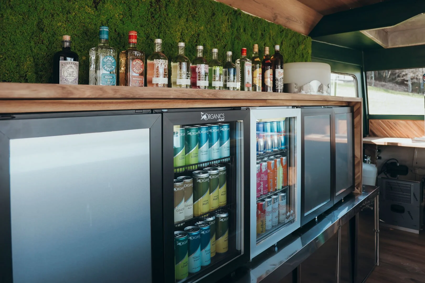 En Kaval est une roulotte vintage transformée en bar itinérant disponible à la location pour vos événements dans toute la Suisse. Un projet signé "La Kave" créé au coeur du canton de Fribourg