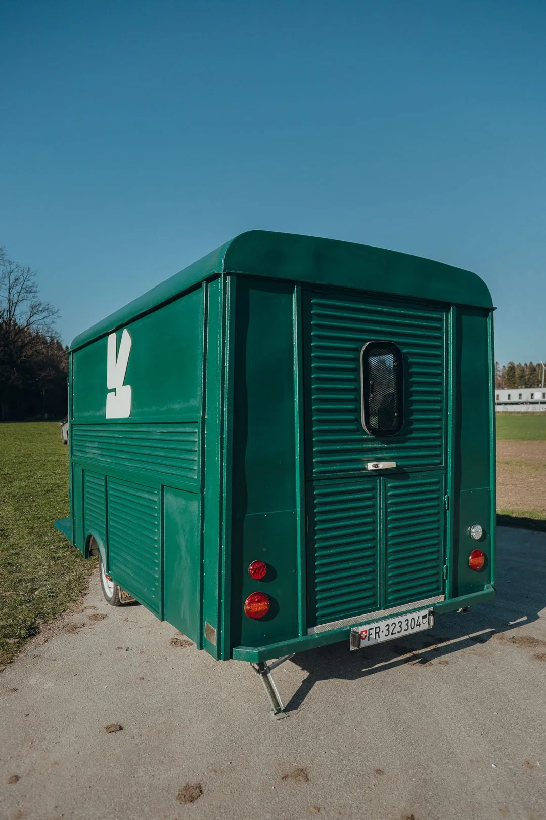 En Kaval est une roulotte vintage transformée en bar itinérant disponible à la location pour vos événements dans toute la Suisse. Un projet signé "La Kave" créé au coeur du canton de Fribourg