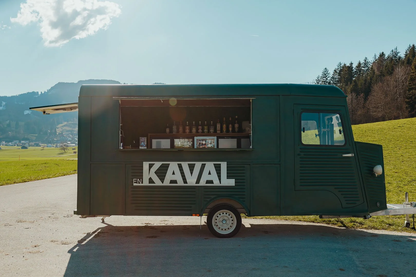 En Kaval est une roulotte vintage transformée en bar itinérant disponible à la location pour vos événements dans toute la Suisse. Un projet signé "La Kave" créé au coeur du canton de Fribourg